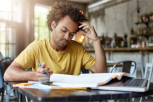 Jovem motivado ao estudar mantém a concentração.