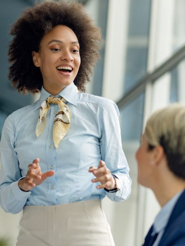 Liderança inspiracional - empresária inspirando colegas no escritório.
