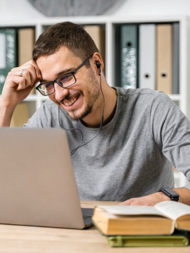 Pessoa autodidata estudando